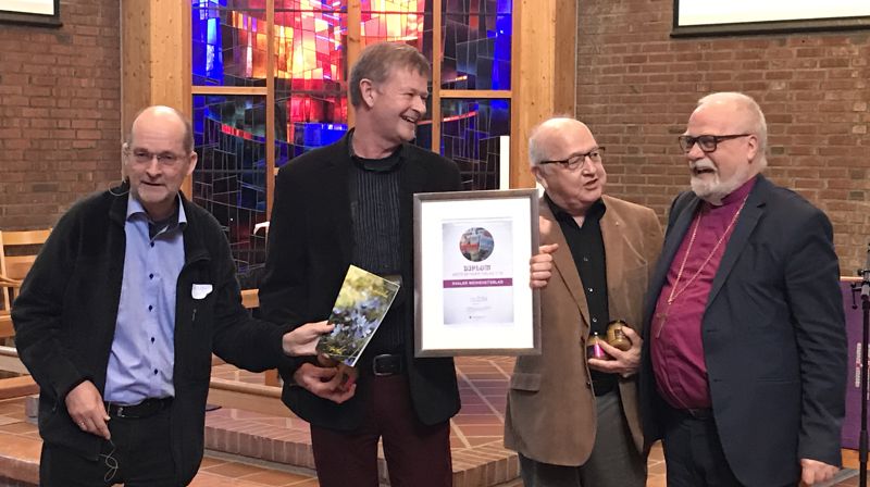 Fra venstre: Hans Erik Matre fra juryen, Leder av redaksjonsrådet Ragnar Bjørck, Medlem av menighetsrådet Dag Plau og biskop Atle Sommerfeldt fra juryen.