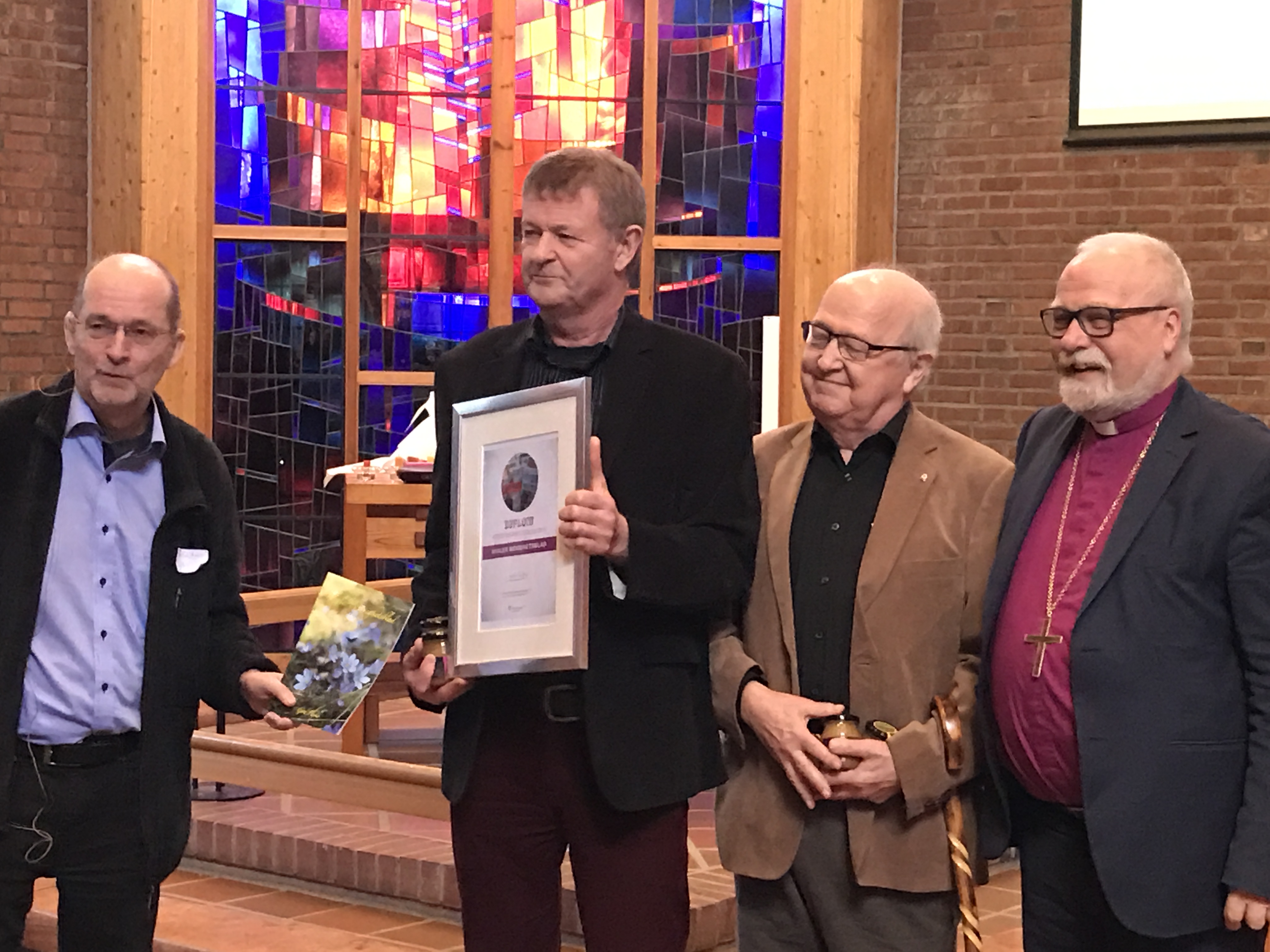 På bildet ser du Ragnar Bjørck leder av redaksjonsrådet i Hvaler menighetsblad i midten til venstre, helt til venstre Hans Erik Matre fra juryen, Dag Plau fra menighetsrådet på Hvaler og biskop Atle Sommerfeldt.