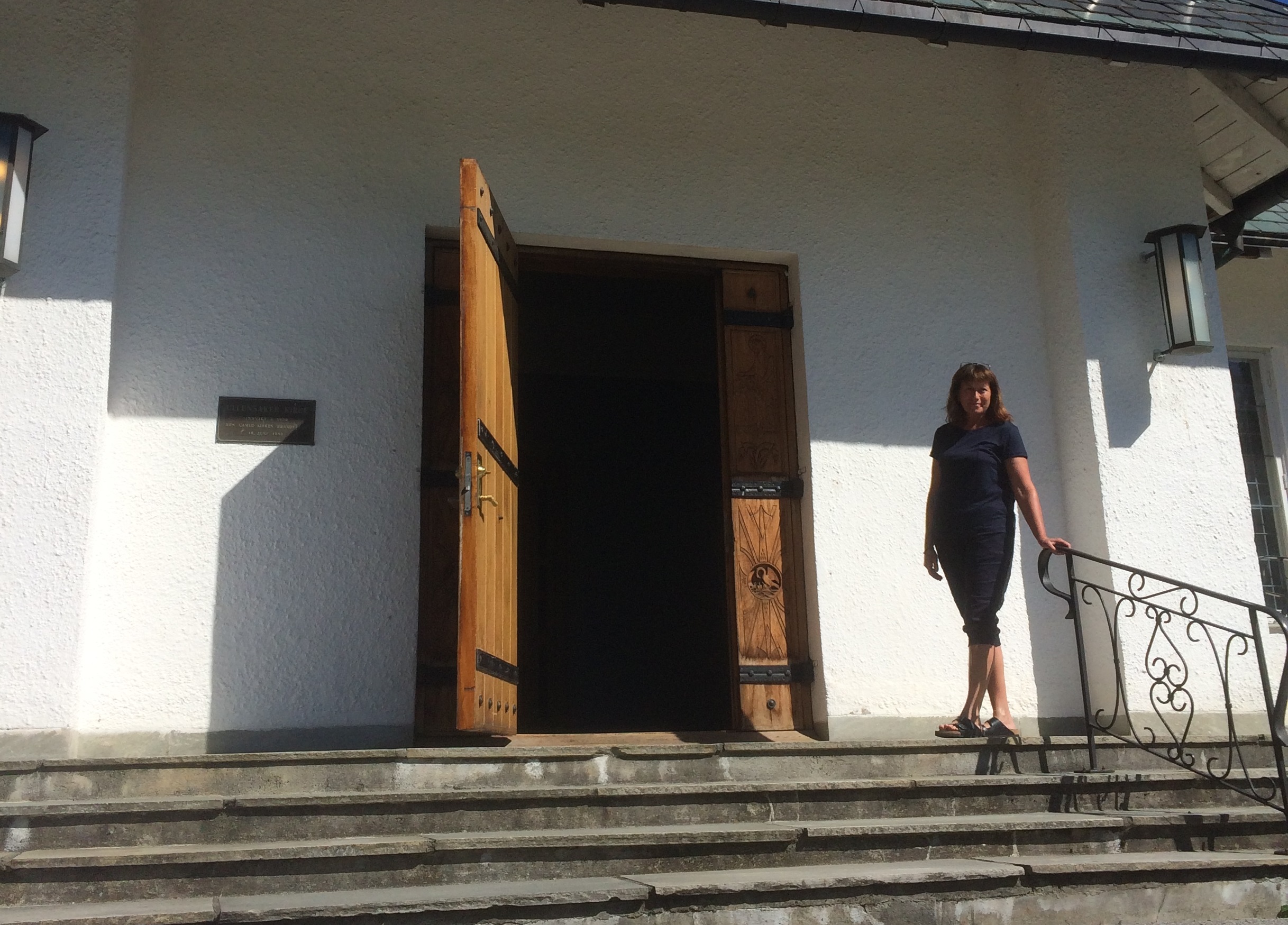 Kirketjener Marit Kopperud holder kirken åpen