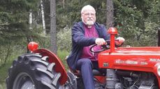 Biskopen fikk også kjøre traktor under Åpen gård i Trøgstad, som tradisjonen tro har landbruksgudstjeneste (Foto: Kirken i Trøgstad og Båstad