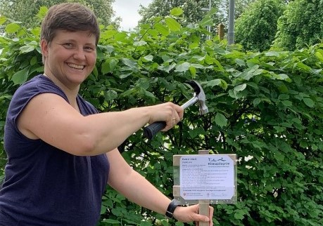 Rådgiver Åslaug Gabestad sørget for en fiks ferdig popup pilegrimsled for klima i domkirkeparken. 