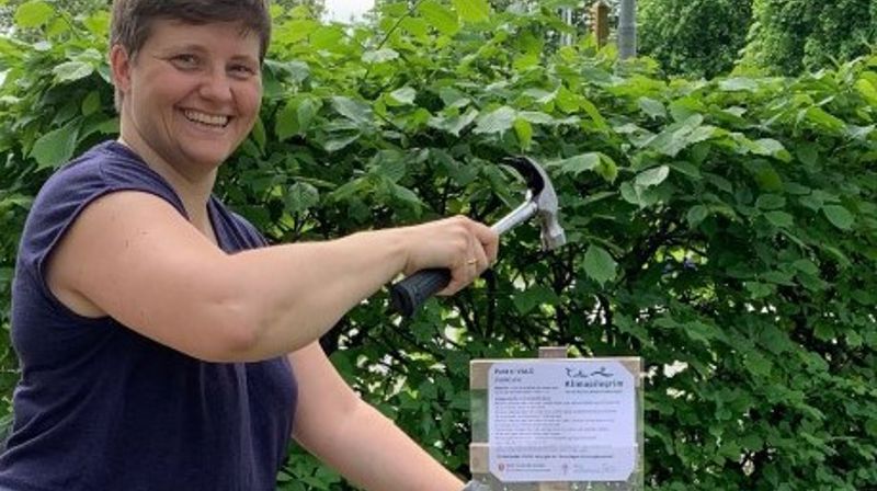 Rådgiver Åslaug Gabestad sørget for en fiks ferdig popup pilegrimsled for klima i domkirkeparken.