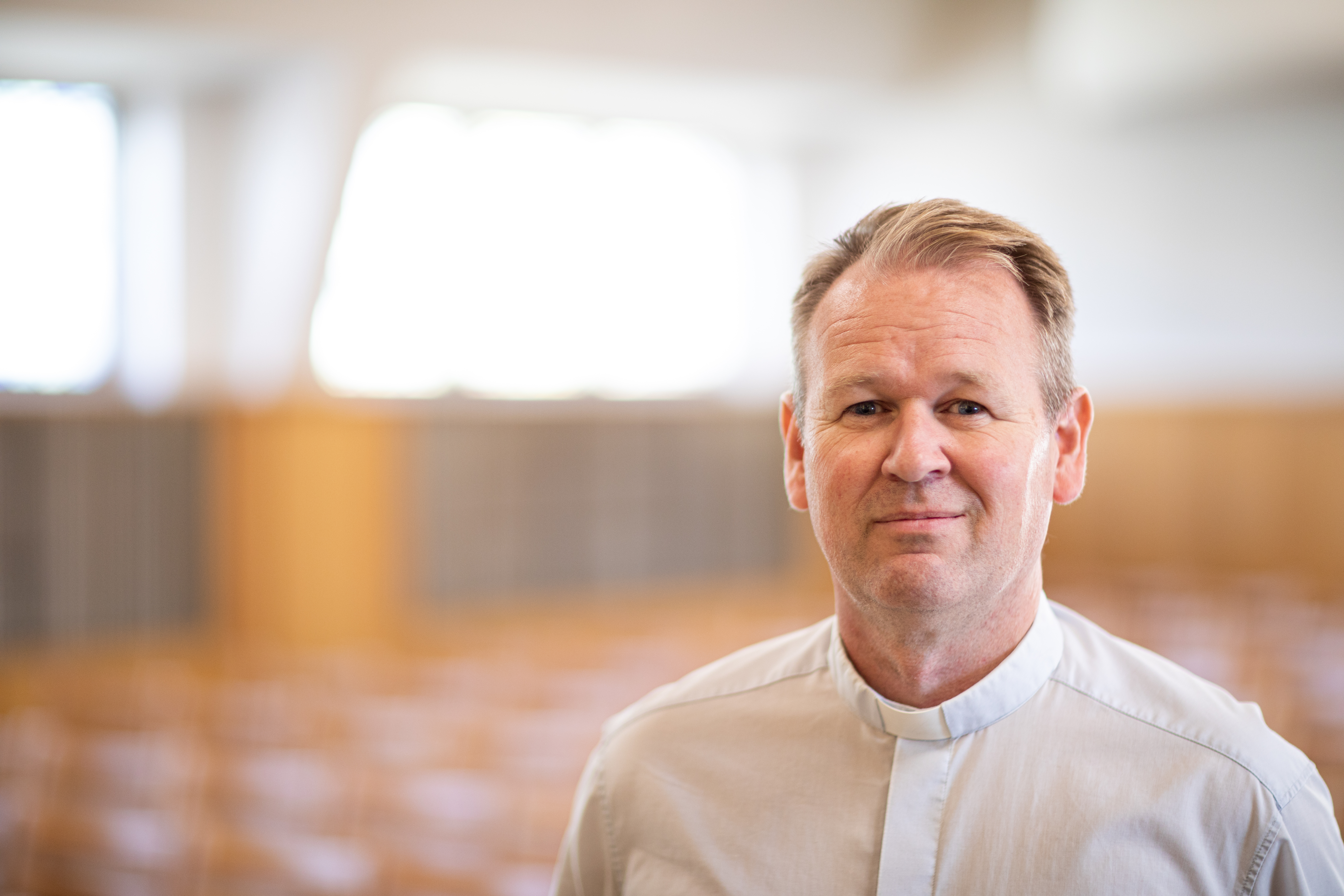 Midt i den vonde sorgen har det vært en tilleggsbelastning, at man ikke får gjøre mye av det man vanligvis gjør i en sorgperiode, sier sokneprest Magne Torbjørnsen i Askim. Foto: Leif-Ingvald Skaug