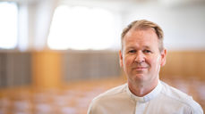 Midt i den vonde sorgen har det vært en tilleggsbelastning, at man ikke får gjøre mye av det man vanligvis gjør i en sorgperiode, sier sokneprest Magne Torbjørnsen i Askim. Foto: Leif-Ingvald Skaug