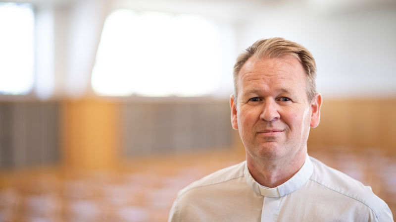 Midt i den vonde sorgen har det vært en tilleggsbelastning, at man ikke får gjøre mye av det man vanligvis gjør i en sorgperiode, sier sokneprest Magne Torbjørnsen i Askim. Foto: Leif-Ingvald Skaug