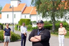 F.v.: Grethe Dihle (kirkeverge), Jostein Tegnèr (sokneprest), Richard Karlsen (kirkegårdsarbeider) og Bjørg Westerheim (pensjonist og frivillig leder for Enebakks diakonale ressursgruppe, stående foran Mari kirke. 