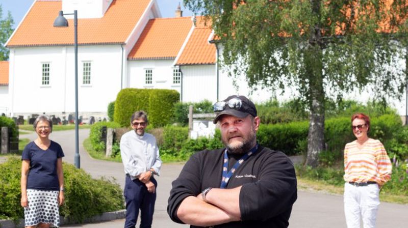F.v.: Grethe Dihle (kirkeverge), Jostein Tegnèr (sokneprest), Richard Karlsen (kirkegårdsarbeider) og Bjørg Westerheim (pensjonist og frivillig leder for Enebakks diakonale ressursgruppe, stående foran Mari kirke.