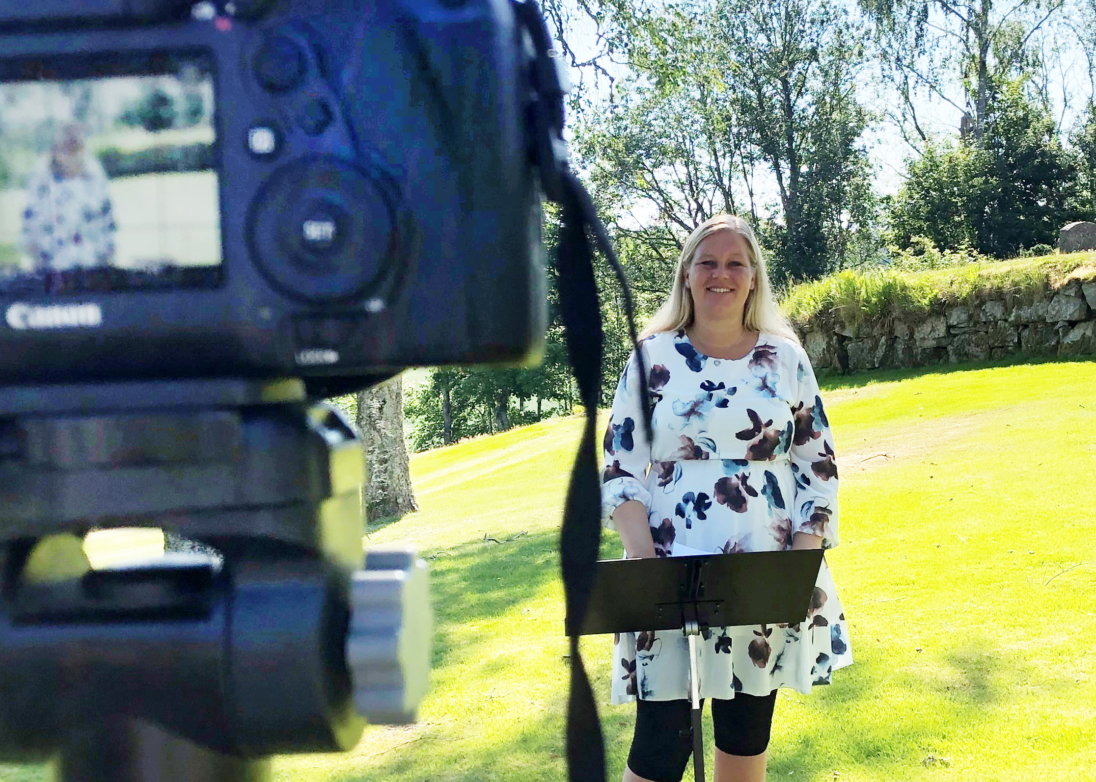 Menighetspedagog i Spydeberg, Trude Skjeltorp, spiller inn en andakt til Facebook. Fortsett med å lage godt innhold i sosiale medier, er den klare beskjeden fra some-eksperten Astrid Valen-Utvik. 