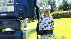 Menighetspedagog i Spydeberg, Trude Skjeltorp, spiller inn en andakt til Facebook. Fortsett med å lage godt innhold i sosiale medier, er den klare beskjeden fra some-eksperten Astrid Valen-Utvik.