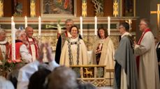 Nyvigslet biskop Kari omgitt av kolleger. Foto: June Bergh