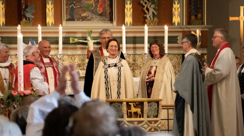 Nyvigslet biskop Kari omgitt av kolleger. Foto: June Bergh