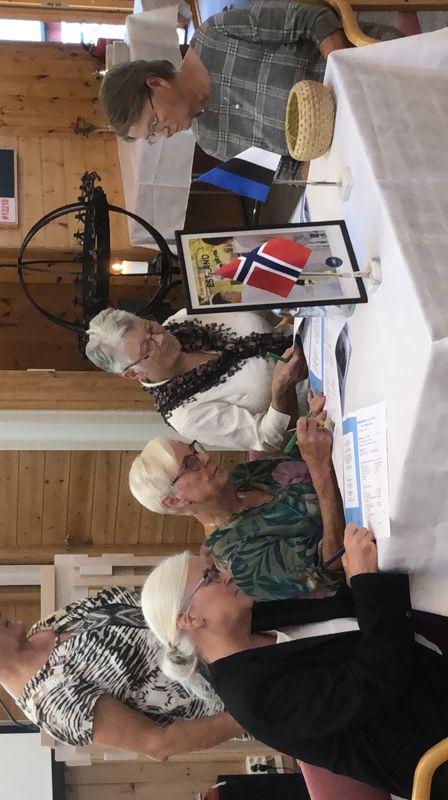 På bildet ser vi fra venstre: Menighetsrådslederne Tove Gustavson (Gamle Fredrikstad), Bjørg Tandberg (Torsnes) og Åsa Danielsen (Borge). Ved enden av bordet Unni Holm Olsen fra NMS, og bak Astrid Bjørk Andreassen fra misjonskomiteen. Foto: Jan Ivar Andreassen.