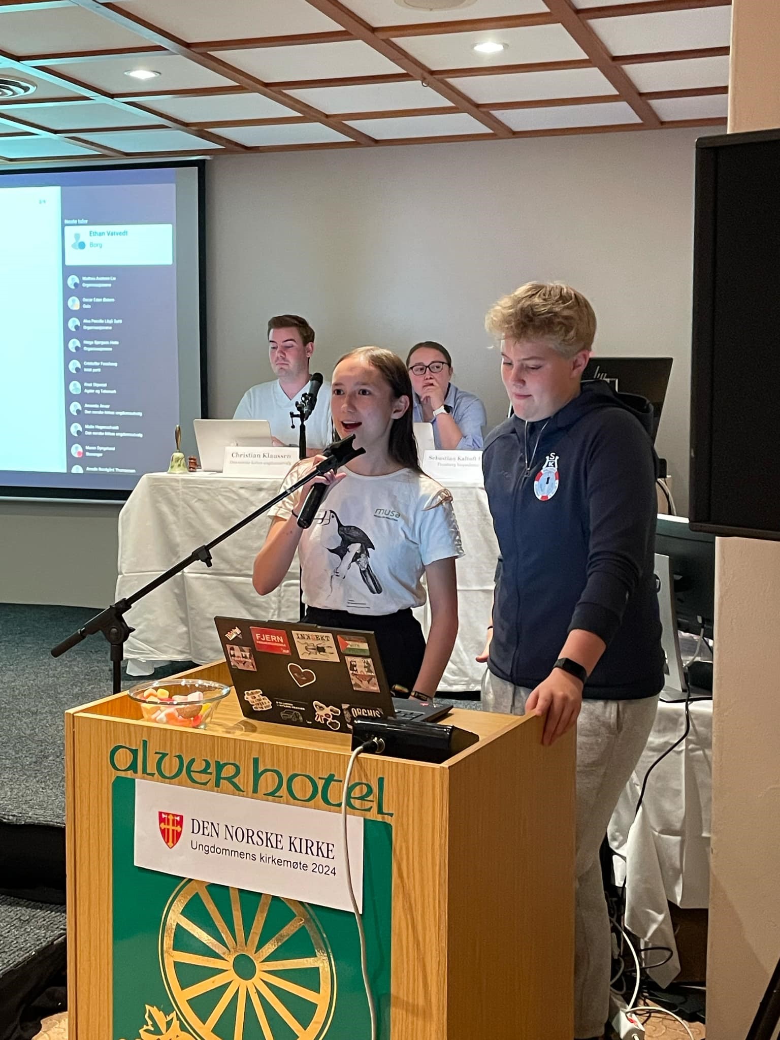 Ungdomsrådsleder Aurora og nestleder Ethan fra Borg ungdomsråd i aksjon under Ungdommens Kirkemøte.