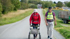 Prost Kjartan Bergslid på vandring sammen med pilegrimsvandrer i regi av Kristent arbeid blant bline (KABB), Foto: KABB
