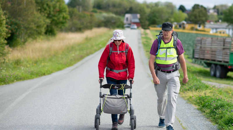 Prost Kjartan Bergslid på vandring sammen med pilegrimsvandrer i regi av Kristent arbeid blant bline (KABB), Foto: KABB