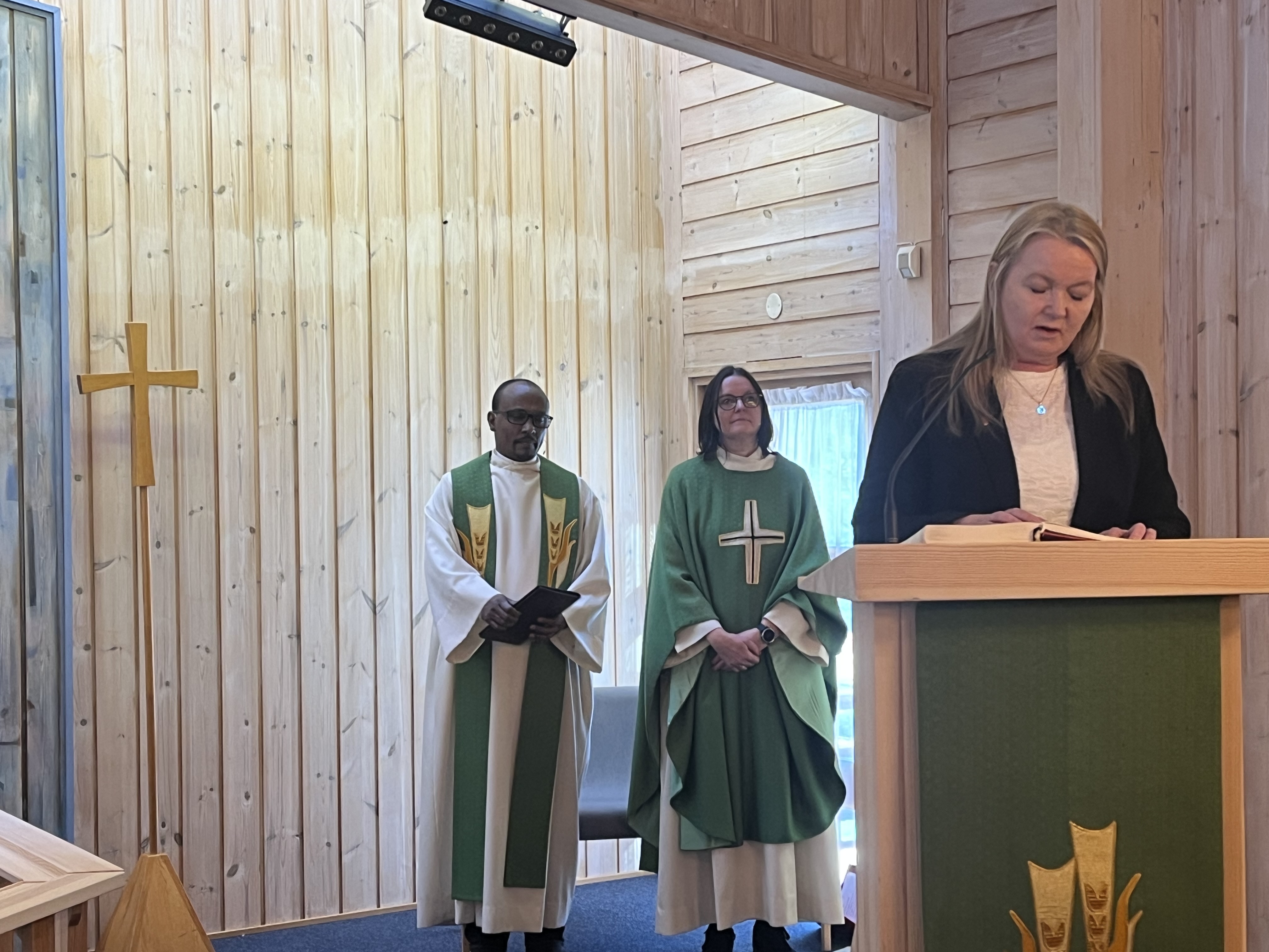 Ordfører Amine Mabel Andresen leser evangelieteksten, foto: Johannes Morken