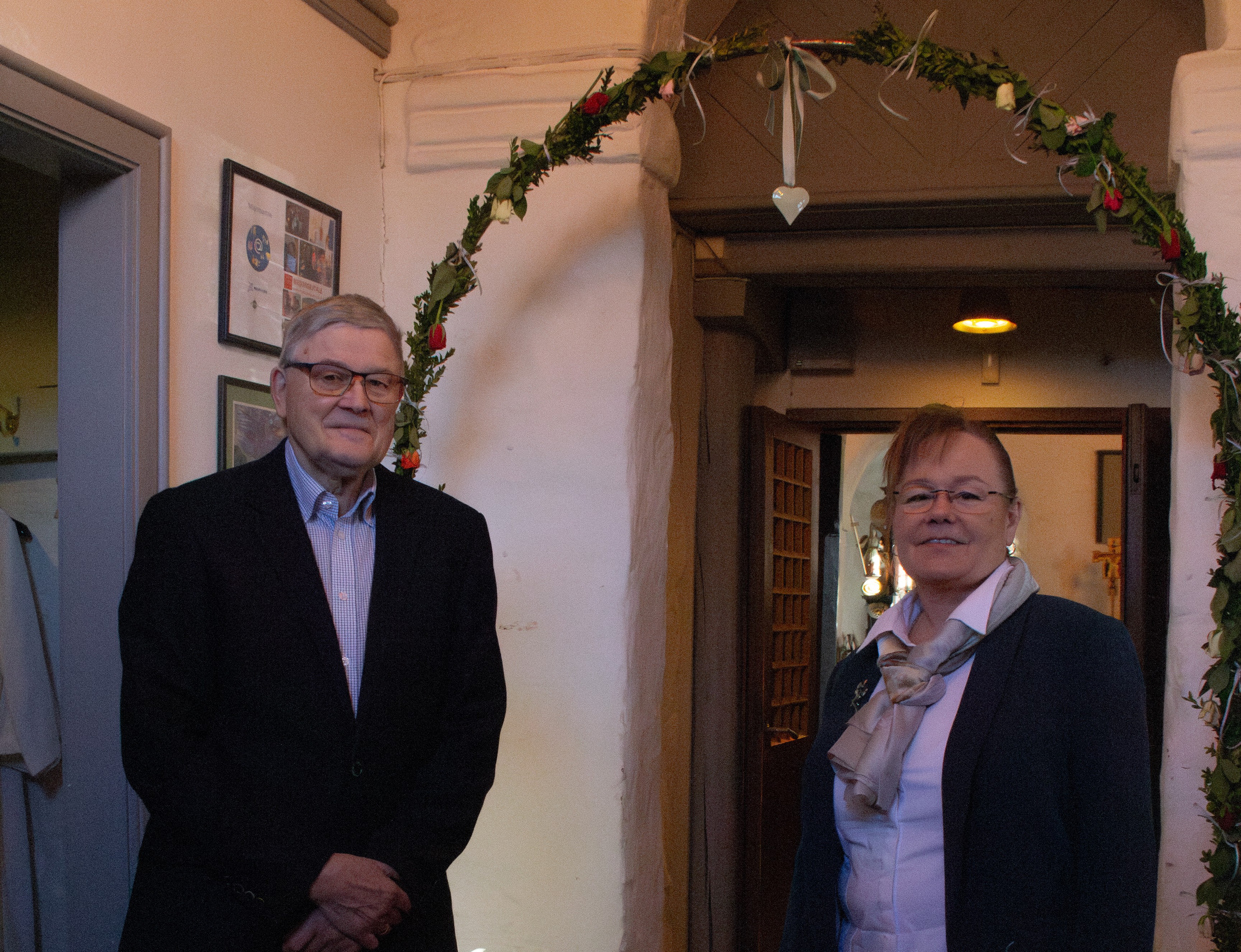 Ragnar og Noomi under blomsterbuen som møter brudeparene på Drop-in-Bryllup
