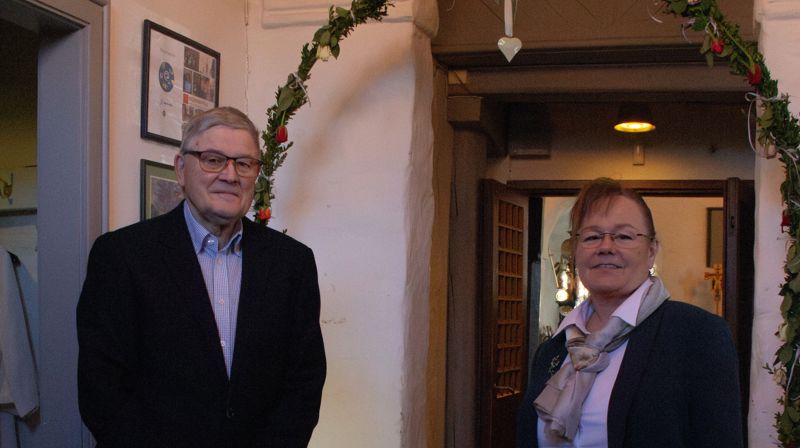 Ragnar og Noomi under blomsterbuen som møter brudeparene på Drop-in-Bryllup