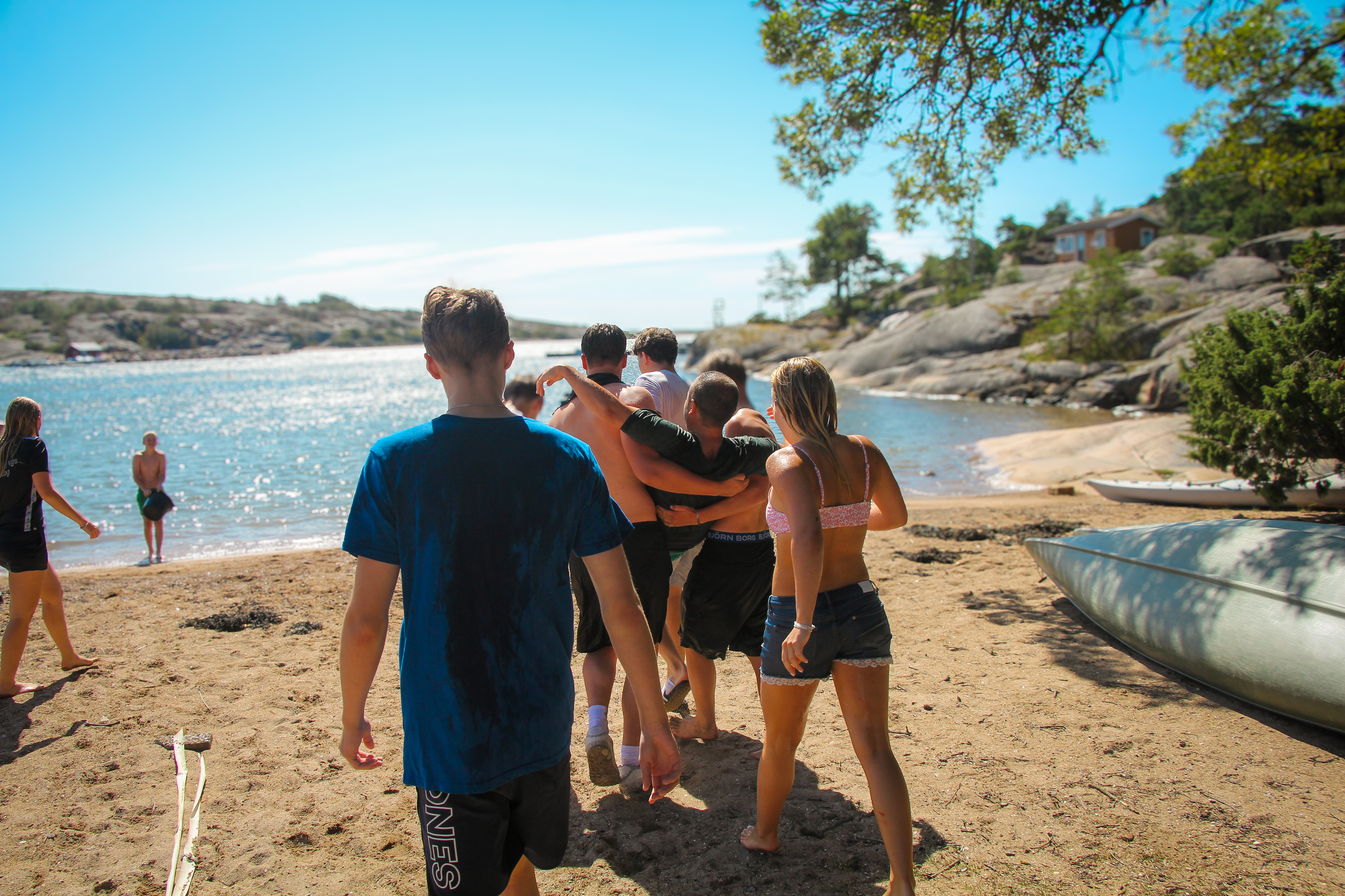 Nådeløs vannkrig: Kateket Øystein ble båret til sjøs på sommerleir i 2025. Foto: Annette Nordby