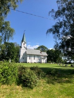 Garder kirke i Vestby. Kirken er en hvitmalt langkirke i tre fra 1881. Den er listeført som særlig bevaringsverdig.