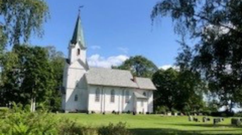Garder kirke i Vestby. Kirken er en hvitmalt langkirke i tre fra 1881. Den er listeført som særlig bevaringsverdig.