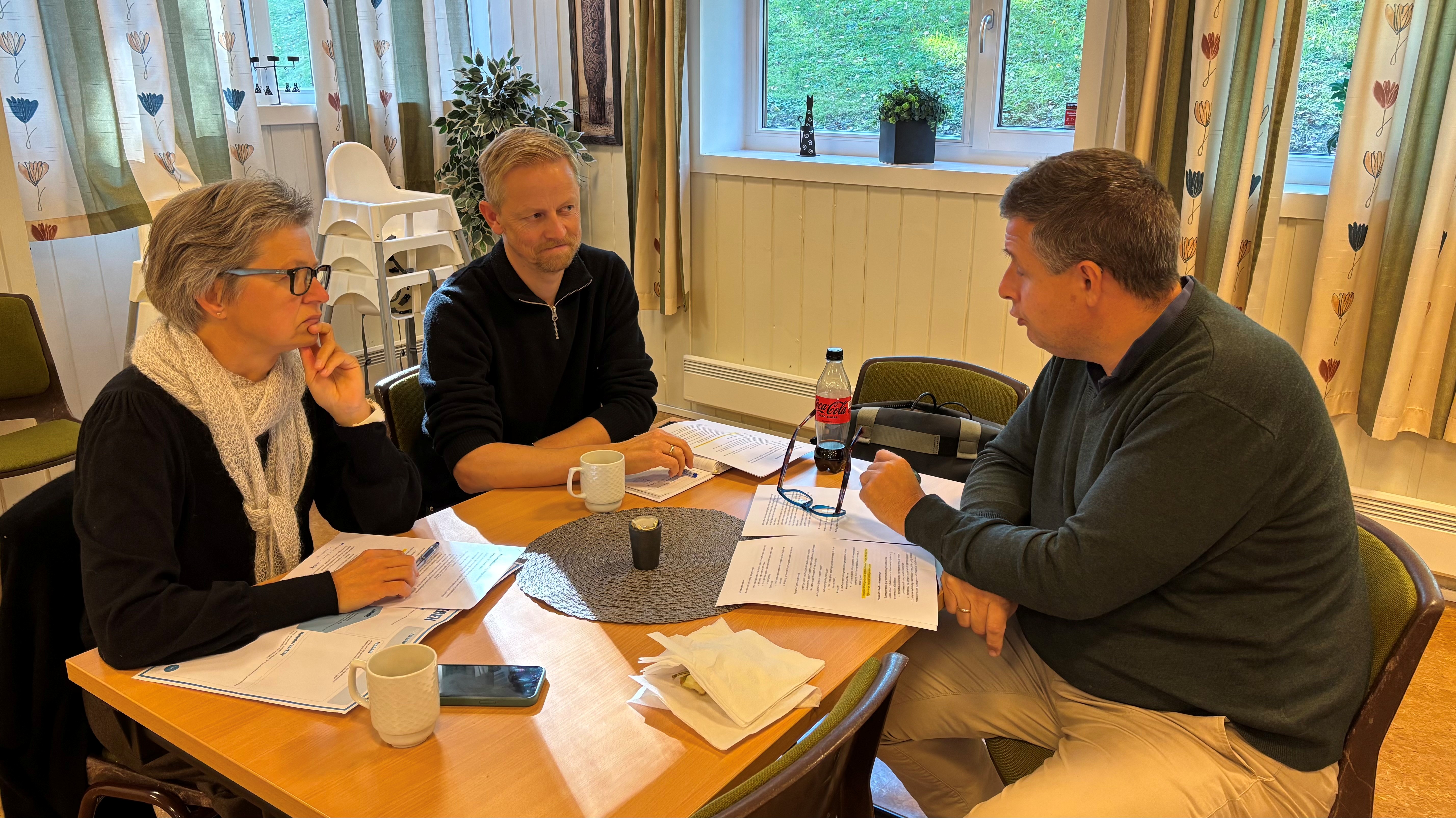 Gode samtaler om daglig ledelese mellom fra venstre kirkeverge Grete Dihle, sokneprest Bent Erik Arnesen og prost Epsen Hasle.