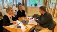 Gode samtaler om daglig ledelese mellom fra venstre kirkeverge Grete Dihle, sokneprest Bent Erik Arnesen og prost Epsen Hasle.