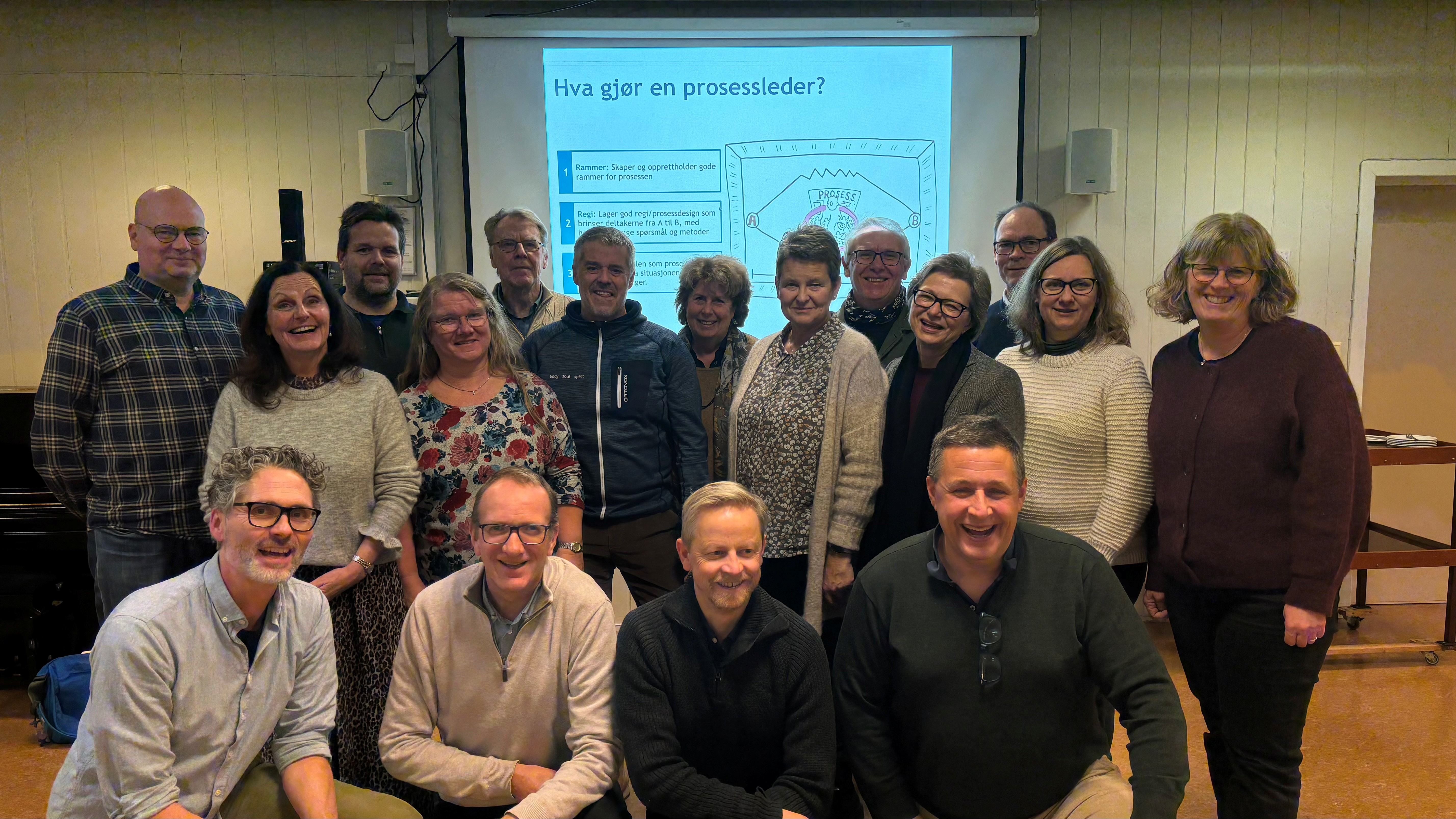 Alle deltagerne fra pilotmenighetene og prosessleder Sverre Mangrud samlet i Ekholt kirke høsten 2025.