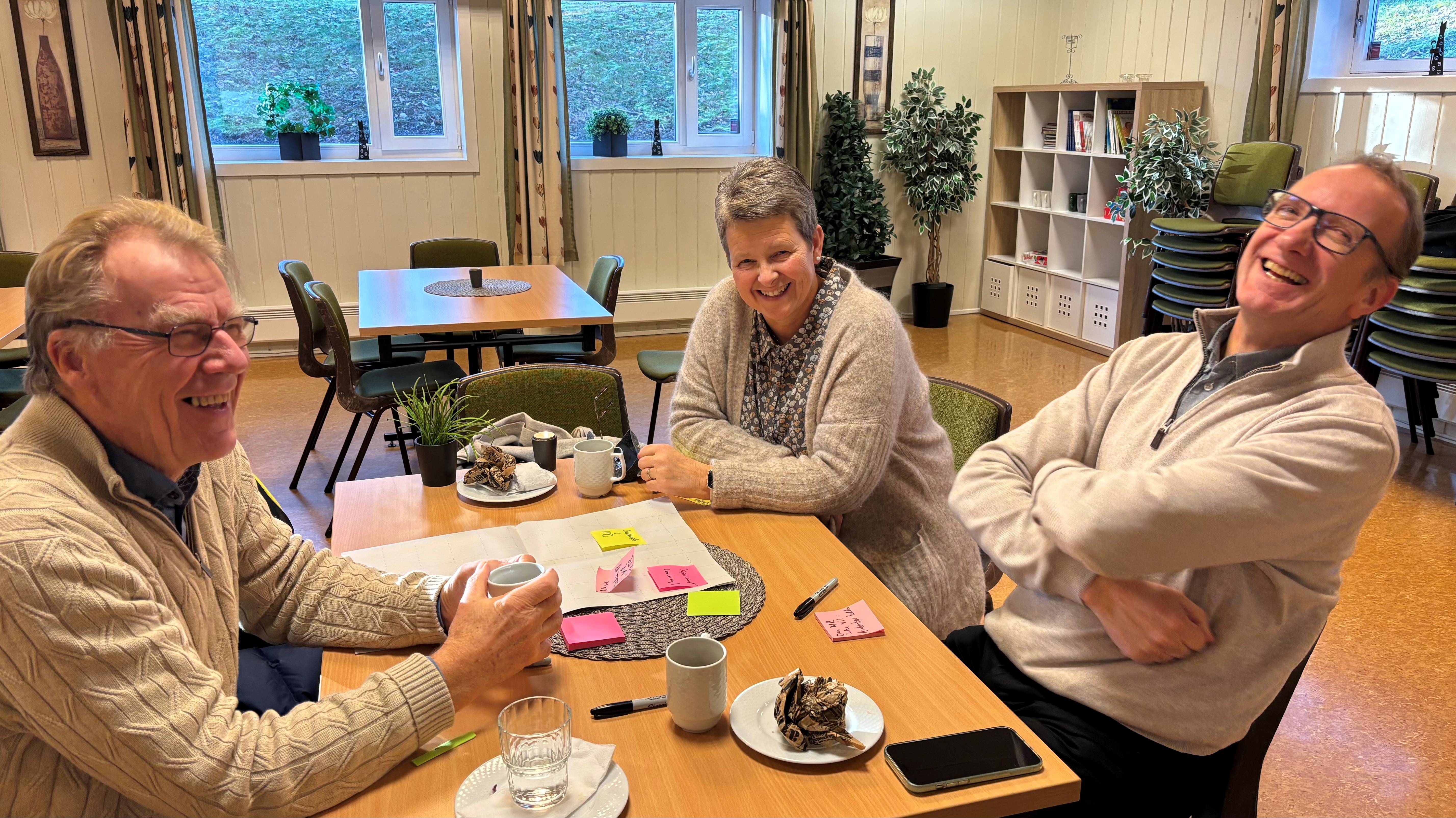 God stemning i arbeid med organisasjonsutvikling! Fra venstre fellesrådsleder Bjørn Solberg og kirkeverge Anne Grethe Larsen fra Indre Østfold, prost Kjartan Bergslid i Østre Borgesyssel