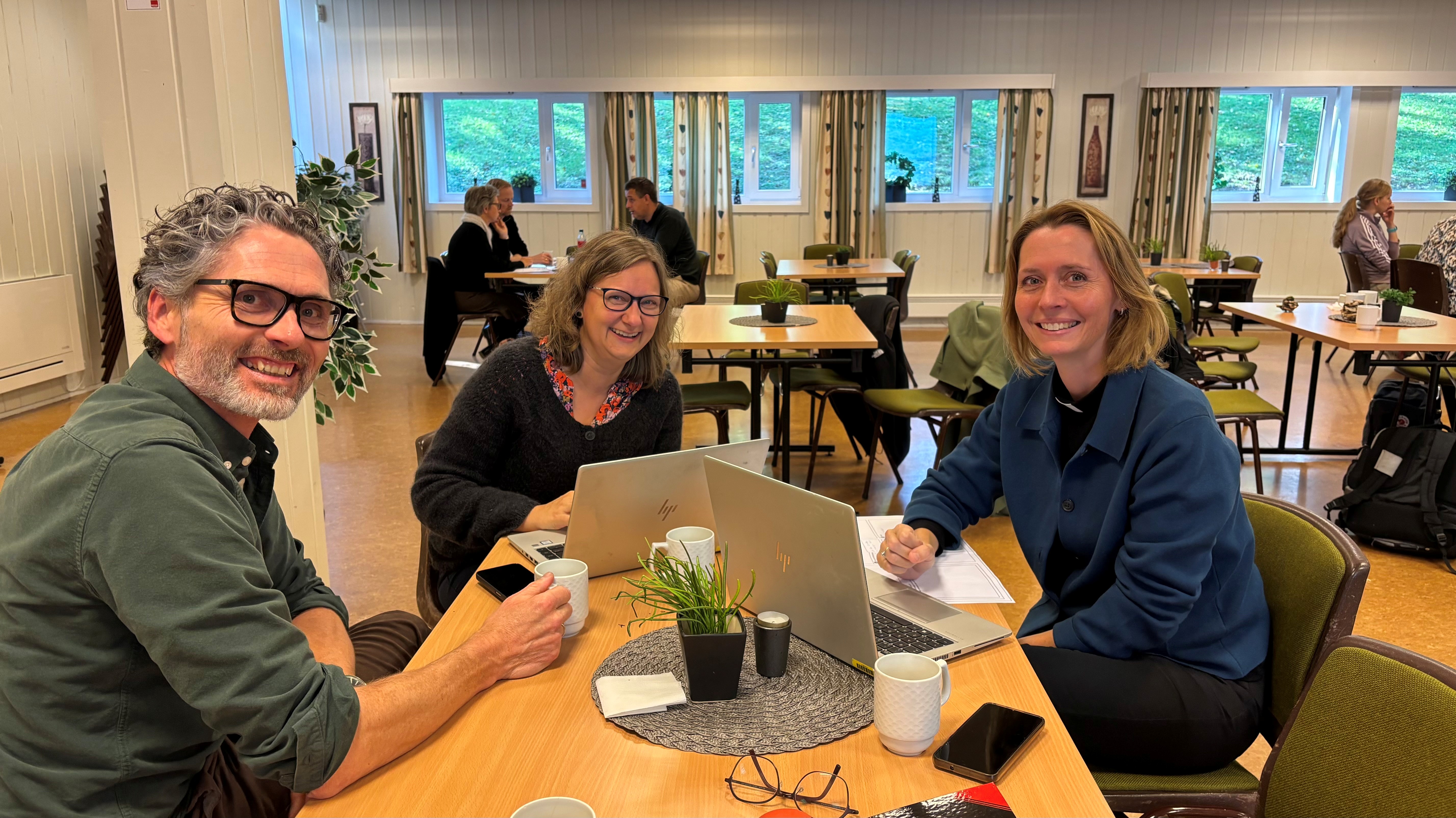 Gode samtaler og felles refleksjoner skaper utvikling! Her med Sverre Mangrud fra STYP, kirkeverge Kristine Thorstvedt og prost Kjerstin Jensen.