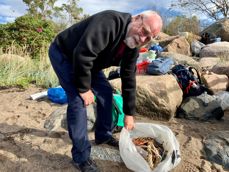 Biskopen var med på strandrygging på Skjæløy i Onsøy under visitasen (FOTO: Endre Fyllingsnes/Borg bispedømmeråd)