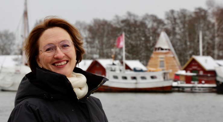 – Jeg håper at vi kirken kan være med å gi folk ro. På mange arenaer er det et voldsomt prestasjonspress. Folk skal kunne komme til kirken og ikke prestere. Bare ta imot. Det er nåde, sier biskop Kari Mangrud Alvsvåg. I bakgrunnen sees Håpets katedral, det flerreligiøse prosjektet som hennes forgjenger Atle Sommerfeldt var med på å etablere.