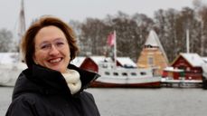 – Jeg håper at vi kirken kan være med å gi folk ro. På mange arenaer er det et voldsomt prestasjonspress. Folk skal kunne komme til kirken og ikke prestere. Bare ta imot. Det er nåde, sier biskop Kari Mangrud Alvsvåg. I bakgrunnen sees Håpets katedral, det flerreligiøse prosjektet som hennes forgjenger Atle Sommerfeldt var med på å etablere.