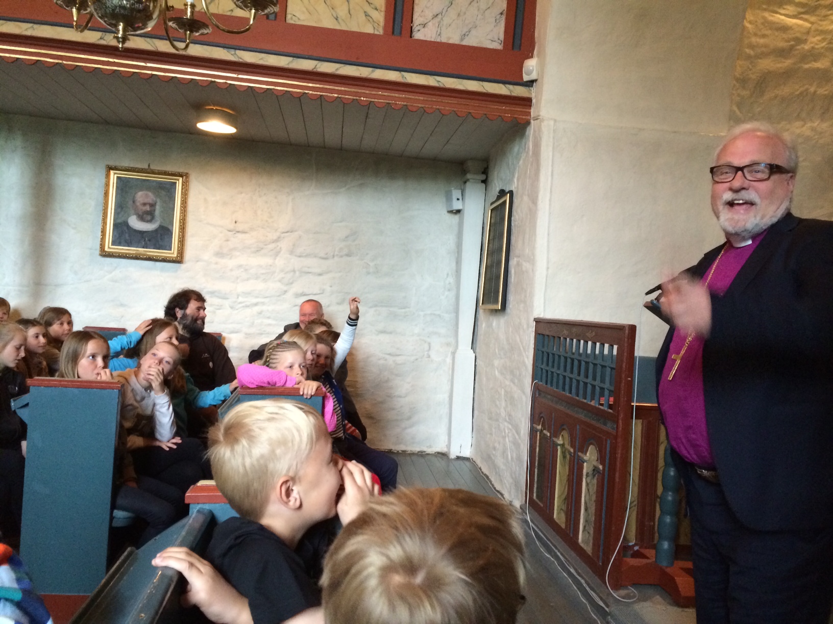 4.klasse møter biskopen i Hobøl kirke