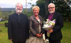 Biskopen sammen med sokneprest Rolf Ertkjern Lende og leder i Trømborg menighetsråd, Unni Bjerkenes.