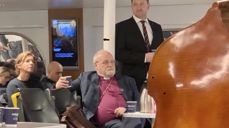 Flott livemusikk da biskopen tok Nesoddbåten under visitasen (FOTO: Borg bispedømmeråd/Endre Fyllingsnes)