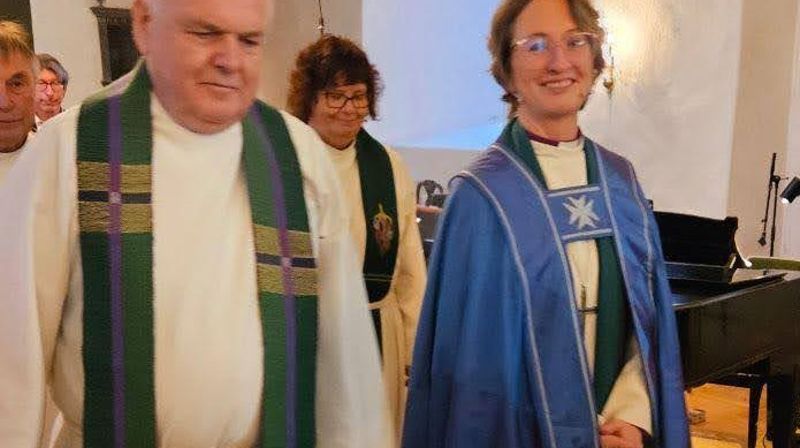 Biskop Kari og prost Espen på vei ut fra visitasgudstjeneste med sokneprestene bak