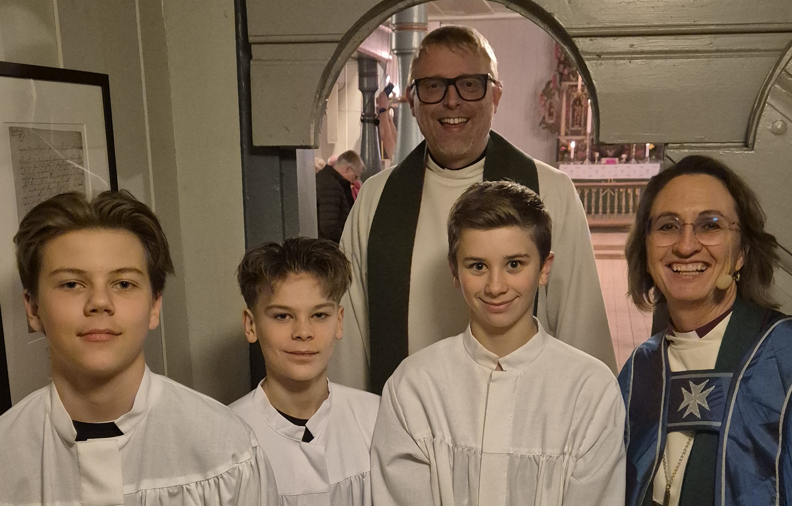 Biskop, sokneprest Jakob Furuset, og tre konfirmanter som bidro under åpningsgudstjenesten