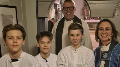 Biskop, sokneprest Jakob Furuset, og tre konfirmanter som bidro under åpningsgudstjenesten