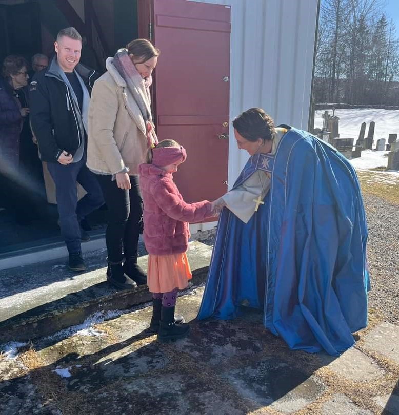 På kirketrappa i Hobøl etter visitasgudstjeneste