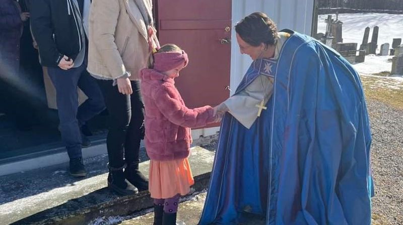 På kirketrappa i Hobøl etter visitasgudstjeneste