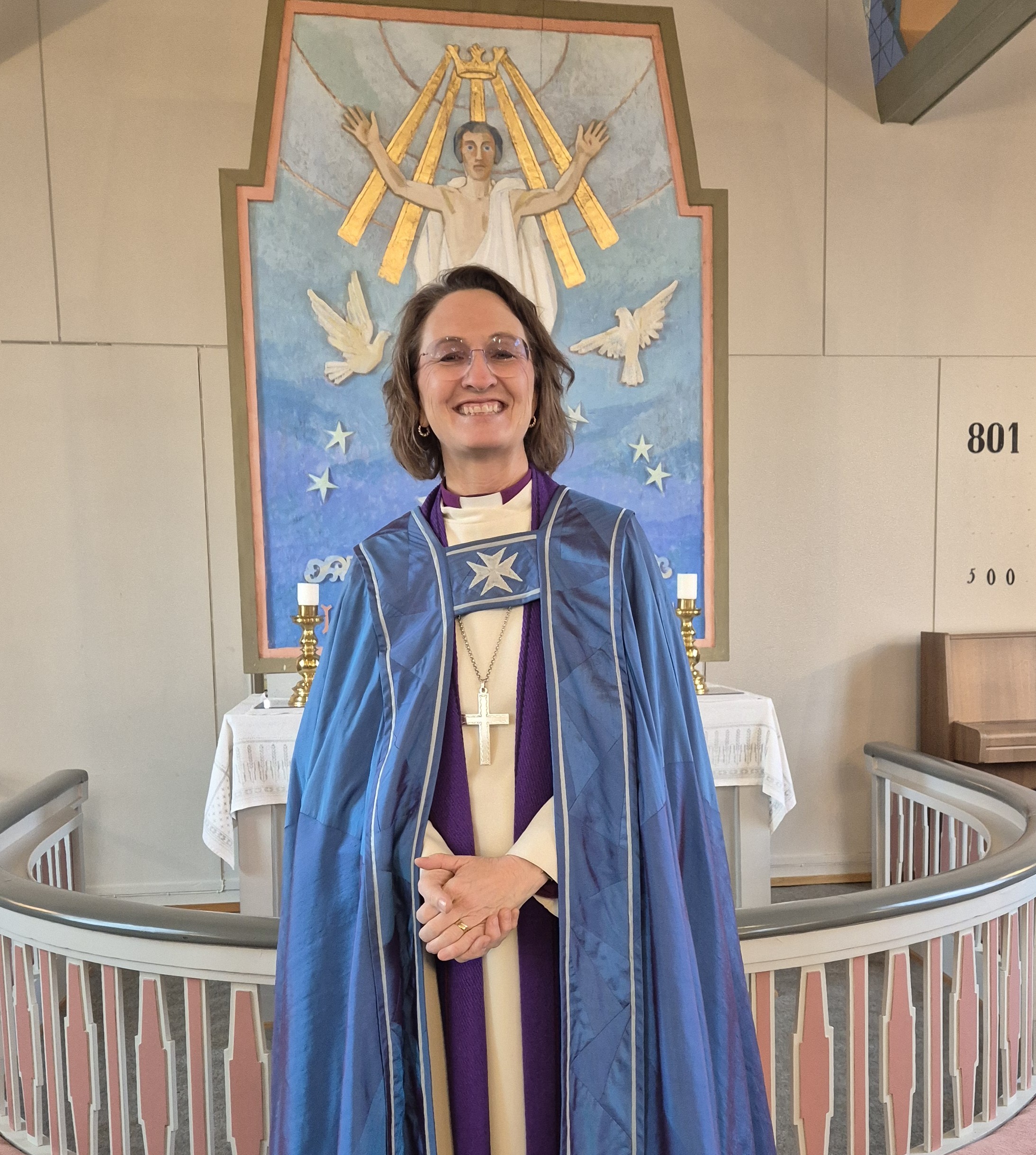 Biskop Kari i Os kirke etter åpningsgudstjenesten tirsdag