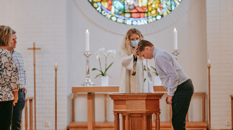 Både unge og eldre ble døpt på stedet. Foto: Linn Celine Stangstuen