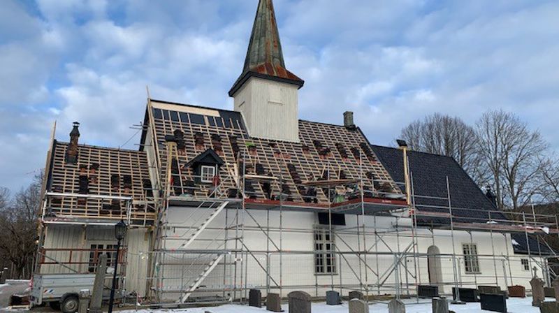 Idd kirke -underveis i arbeidet med ferdigstilling av klimaskalltiltak.