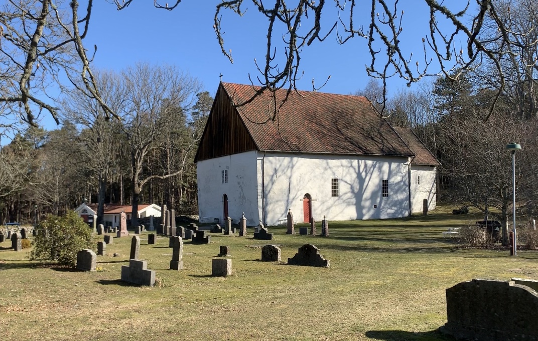 Hvaler kirke er fra 1000-1100-tallet (Foto: Endre Fyllingsnes)