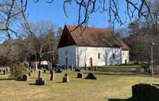 Hvaler kirke er fra 1000-1100-tallet (Foto: Endre Fyllingsnes)