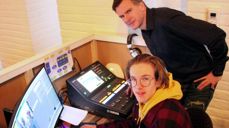 Far og sønn Samset i Greverud kirkes digitale kommando-sentral. Junior Birk Mathis styrer kameraer, mens pappa Eigil holder orden på tekstene som vises på alterveggen. Foto: Erling Omvik