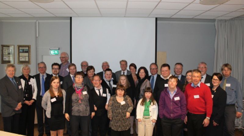 Stolte og forventningsfulle delegater og offisielle representanter før seminaret startet.