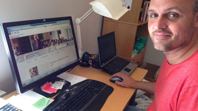 Teologisk rådgiver Endre Fyllingsnes arbeider med de nye nettsidene