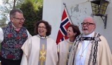 God stemningen etter visitasgudstjenesten! Fra venstr ordfører Erik Unaas, sokneprest Solfrid Leinebø Seljås, prost Elisabet Yrwing Guthus og biskop Atle Sommerfeldt